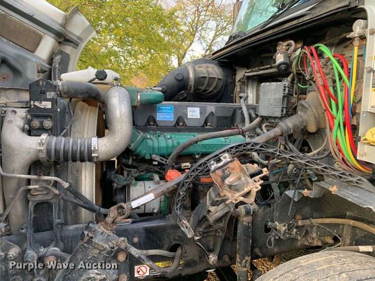 image for item MH9901 2011 Volvo VNL  semi truck