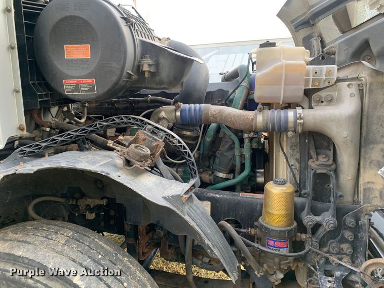 image for item MH9901 2011 Volvo VNL  semi truck