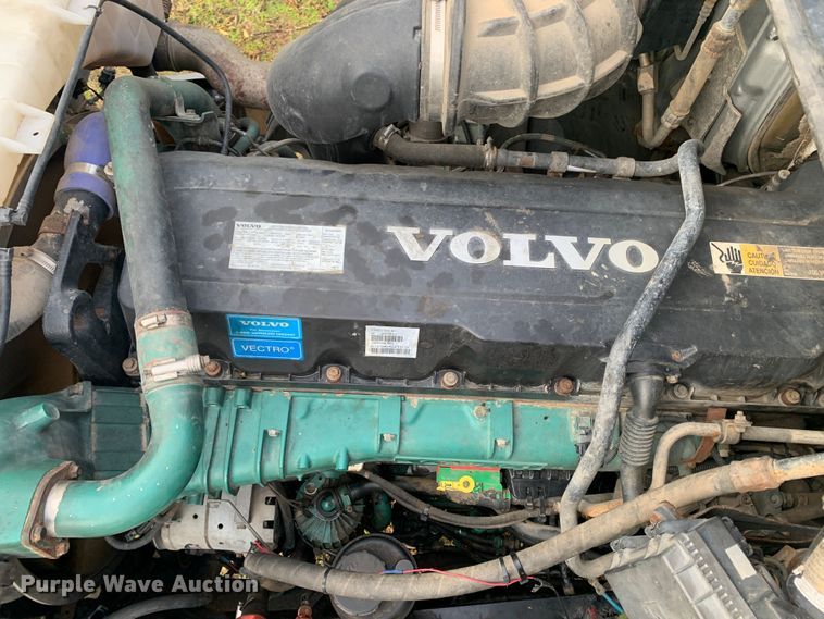 image for item MH9901 2011 Volvo VNL  semi truck