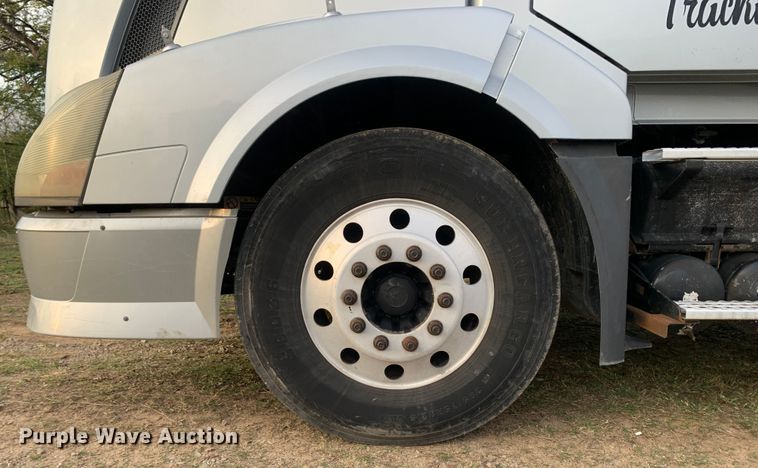 image for item MH9901 2011 Volvo VNL  semi truck