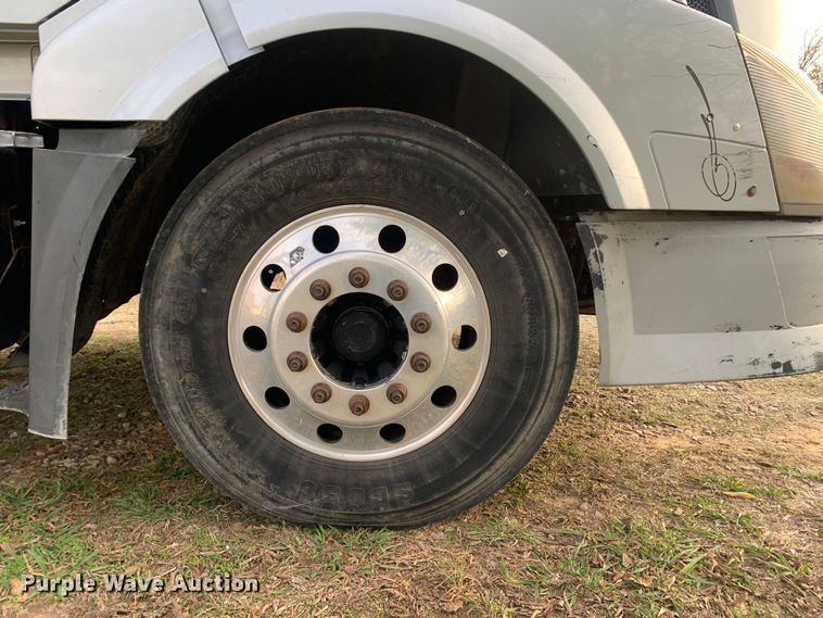 image for item MH9901 2011 Volvo VNL  semi truck