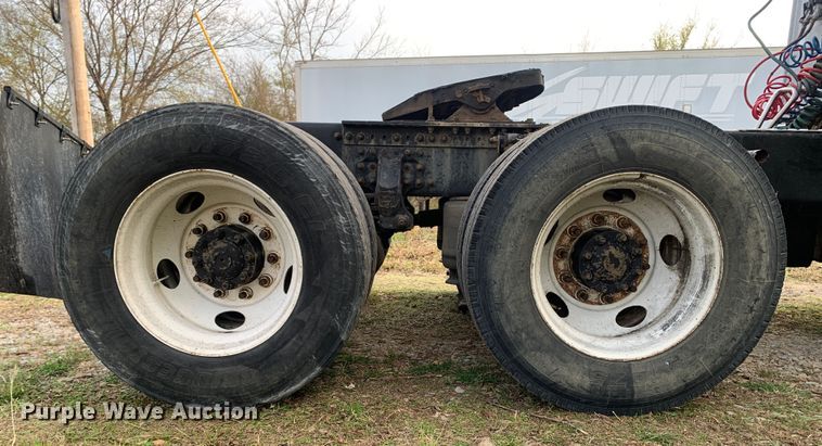 image for item MH9901 2011 Volvo VNL  semi truck