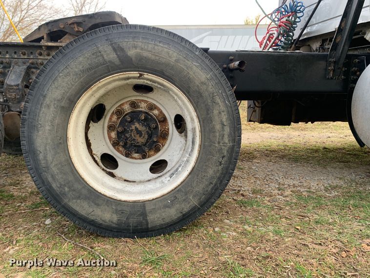 image for item MH9901 2011 Volvo VNL  semi truck