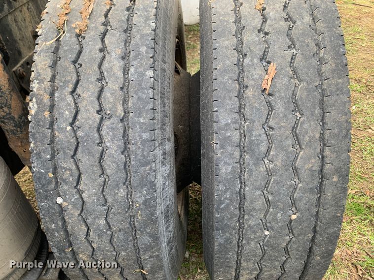 image for item MH9901 2011 Volvo VNL  semi truck