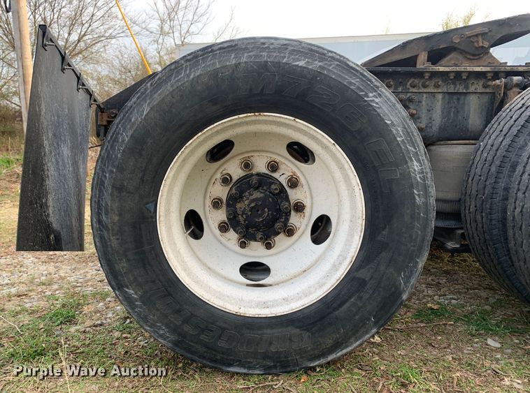 image for item MH9901 2011 Volvo VNL  semi truck