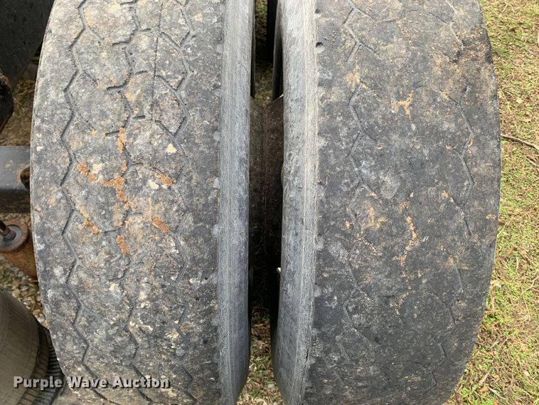 image for item MH9901 2011 Volvo VNL  semi truck