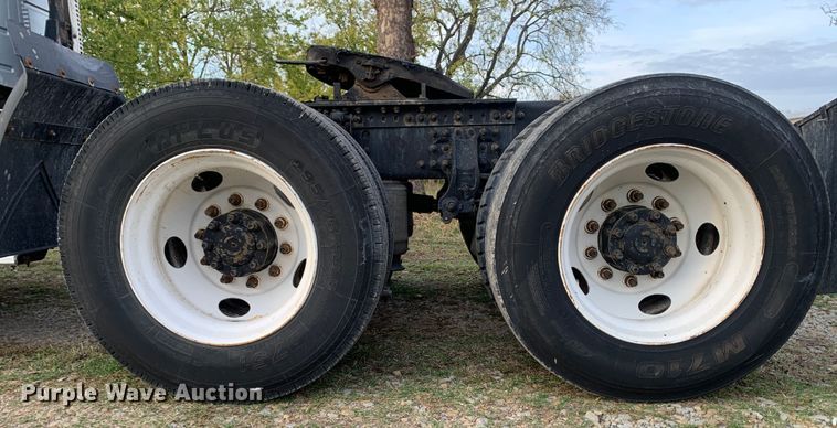 image for item MH9901 2011 Volvo VNL  semi truck