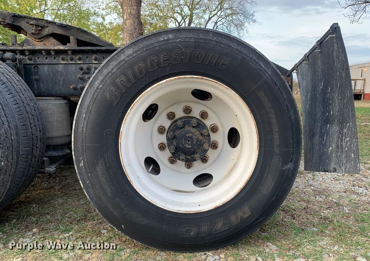 image for item MH9901 2011 Volvo VNL  semi truck