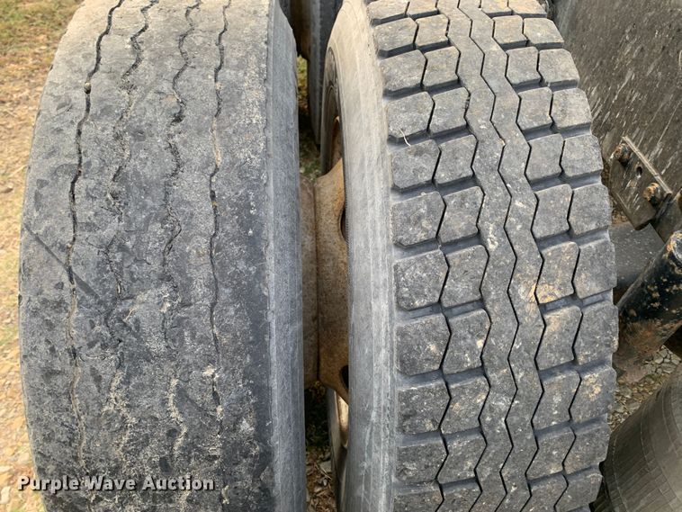 image for item MH9901 2011 Volvo VNL  semi truck