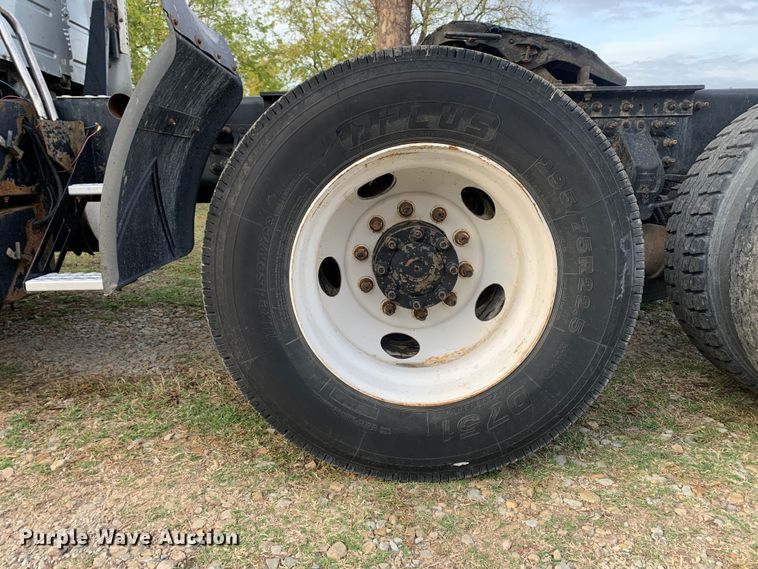 image for item MH9901 2011 Volvo VNL  semi truck