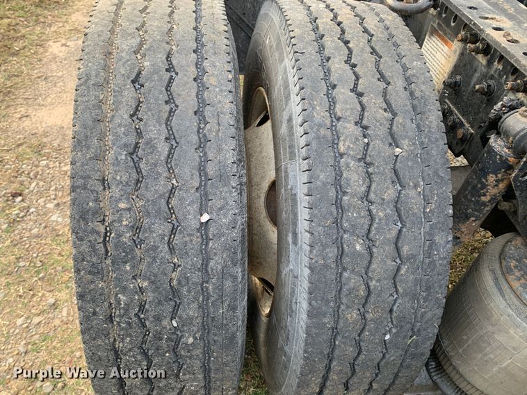 image for item MH9901 2011 Volvo VNL  semi truck