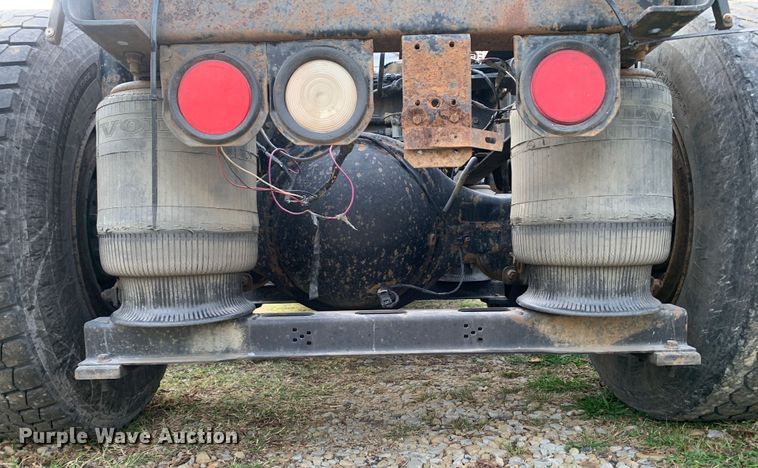 image for item MH9901 2011 Volvo VNL  semi truck