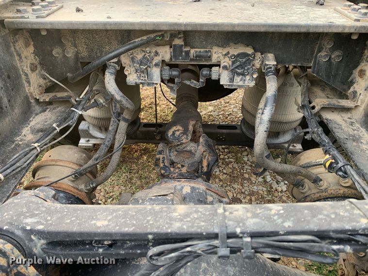 image for item MH9901 2011 Volvo VNL  semi truck