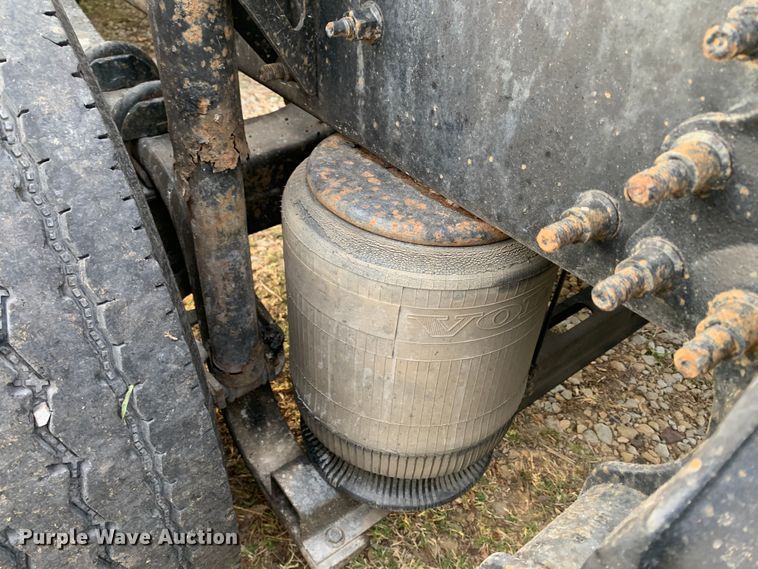 image for item MH9901 2011 Volvo VNL  semi truck