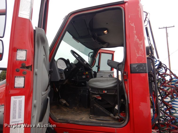 image for item MM9623 2005 International 8600  semi truck