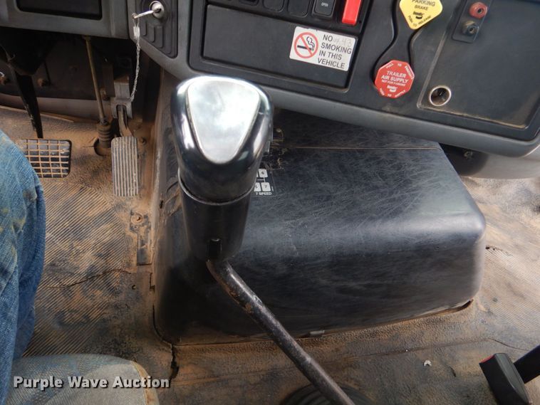 image for item MM9623 2005 International 8600  semi truck