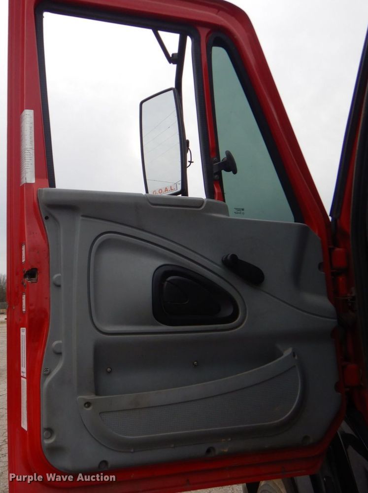 image for item MM9623 2005 International 8600  semi truck