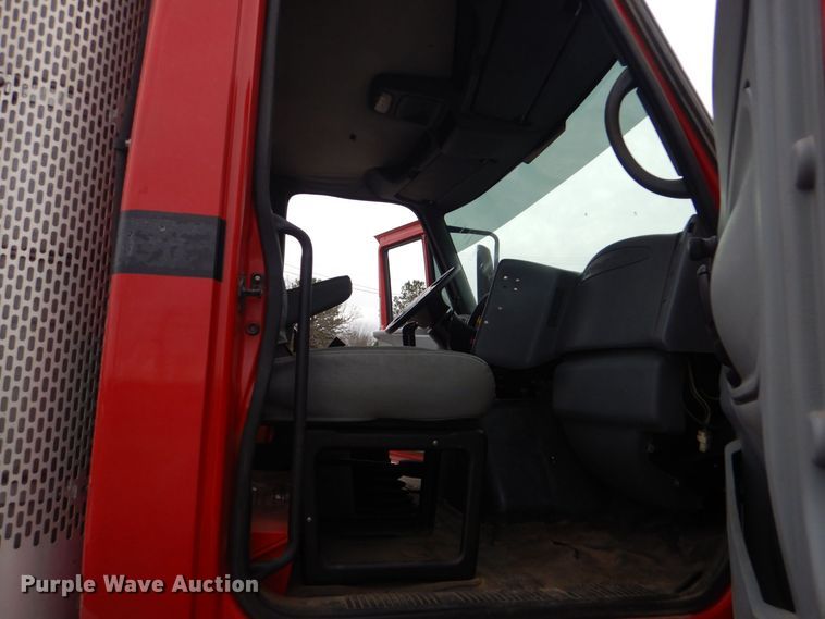 image for item MM9623 2005 International 8600  semi truck