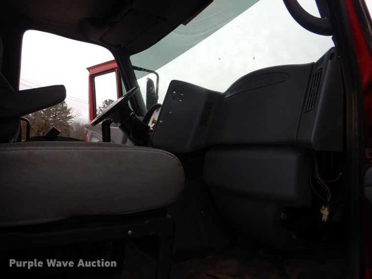 image for item MM9623 2005 International 8600  semi truck