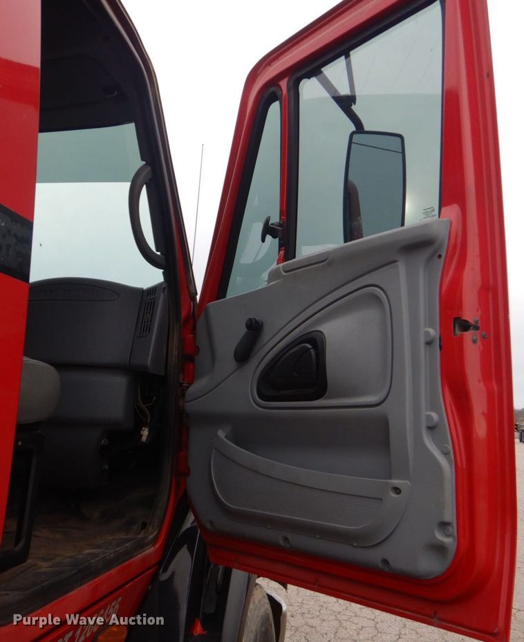 image for item MM9623 2005 International 8600  semi truck