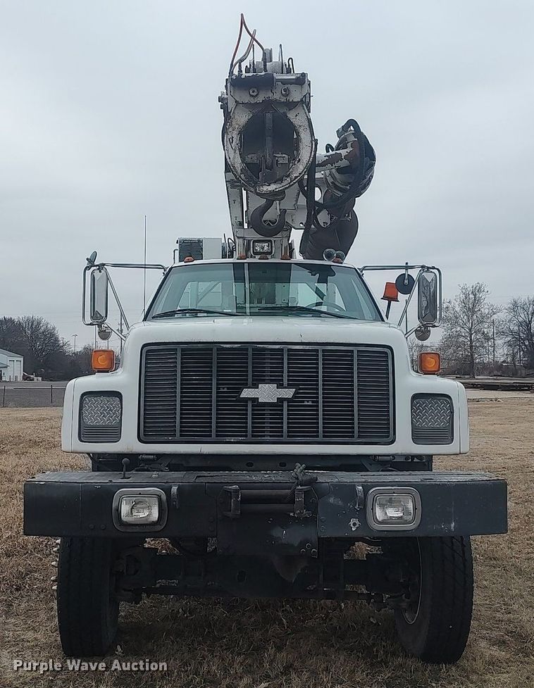 image for item MM9919 2000 Chevrolet C7500  digger derrick truck