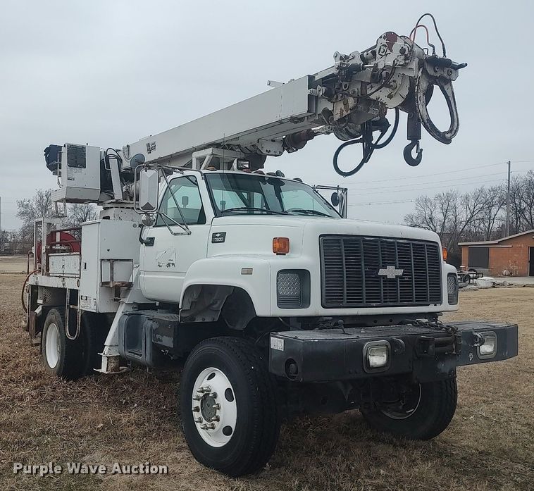 image for item MM9919 2000 Chevrolet C7500  digger derrick truck