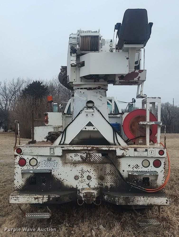 image for item MM9919 2000 Chevrolet C7500  digger derrick truck