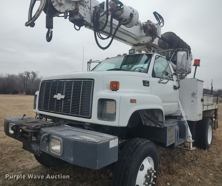 image for item MM9919 2000 Chevrolet C7500  digger derrick truck