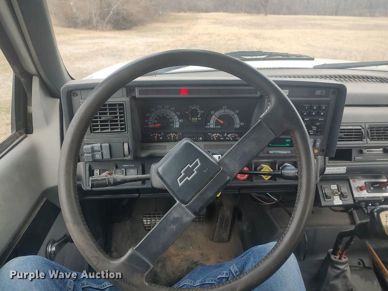 image for item MM9919 2000 Chevrolet C7500  digger derrick truck