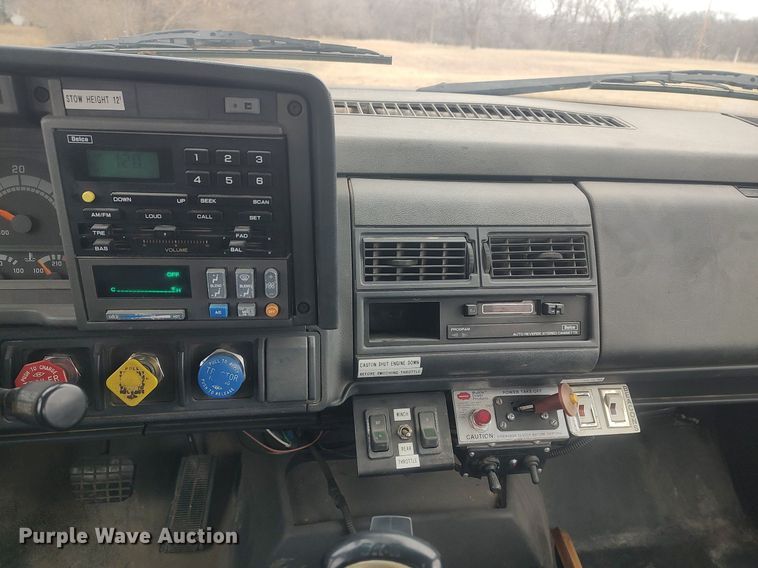 image for item MM9919 2000 Chevrolet C7500  digger derrick truck