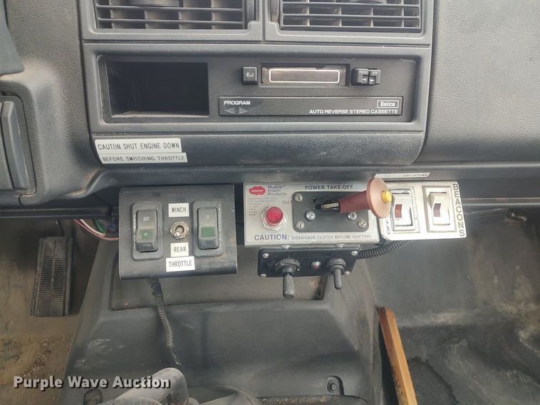 image for item MM9919 2000 Chevrolet C7500  digger derrick truck