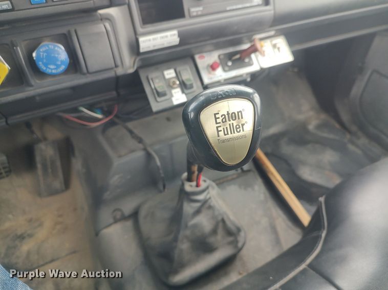 image for item MM9919 2000 Chevrolet C7500  digger derrick truck