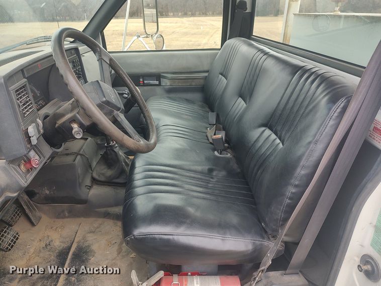 image for item MM9919 2000 Chevrolet C7500  digger derrick truck