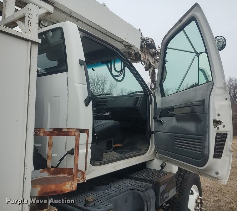 image for item MM9919 2000 Chevrolet C7500  digger derrick truck