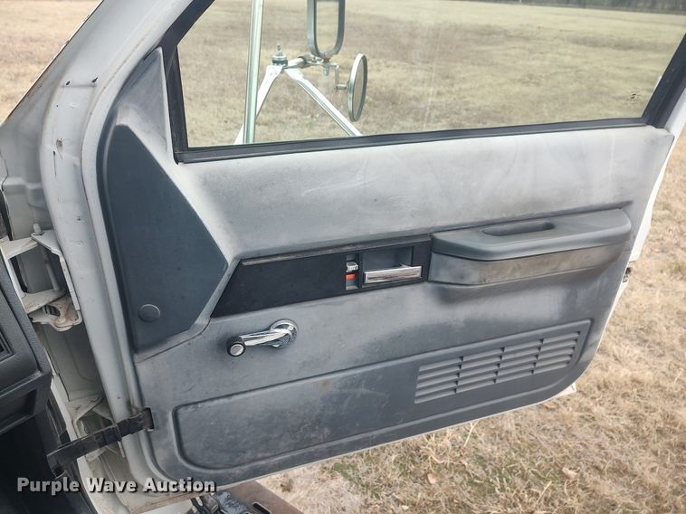 image for item MM9919 2000 Chevrolet C7500  digger derrick truck