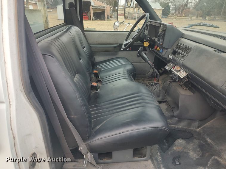 image for item MM9919 2000 Chevrolet C7500  digger derrick truck