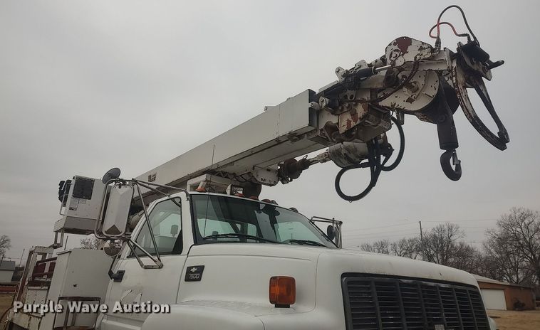 image for item MM9919 2000 Chevrolet C7500  digger derrick truck