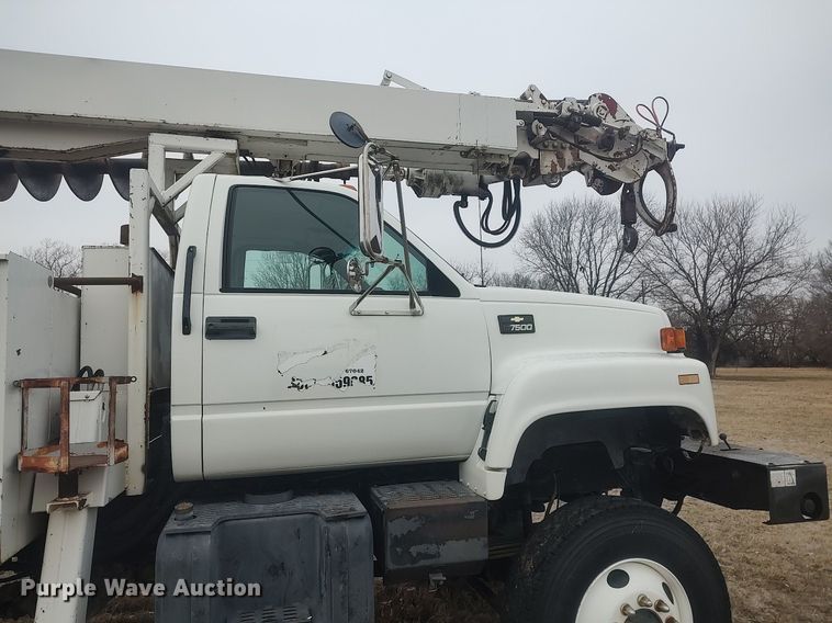 image for item MM9919 2000 Chevrolet C7500  digger derrick truck