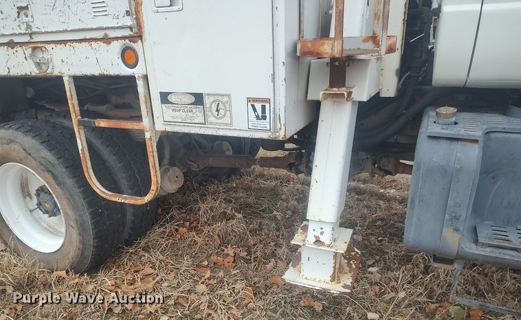 image for item MM9919 2000 Chevrolet C7500  digger derrick truck