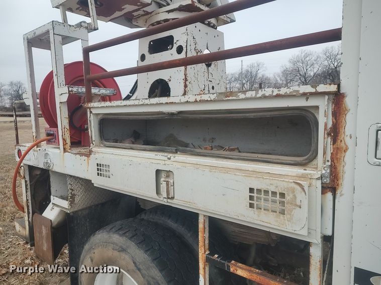 image for item MM9919 2000 Chevrolet C7500  digger derrick truck