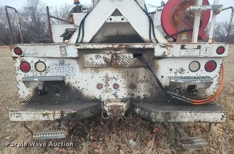 image for item MM9919 2000 Chevrolet C7500  digger derrick truck