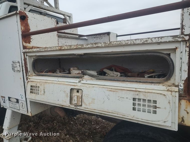 image for item MM9919 2000 Chevrolet C7500  digger derrick truck