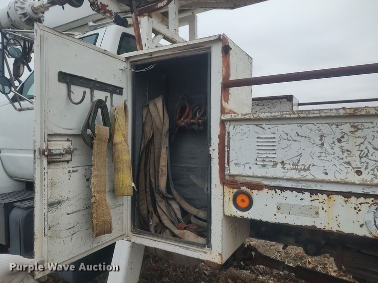 image for item MM9919 2000 Chevrolet C7500  digger derrick truck