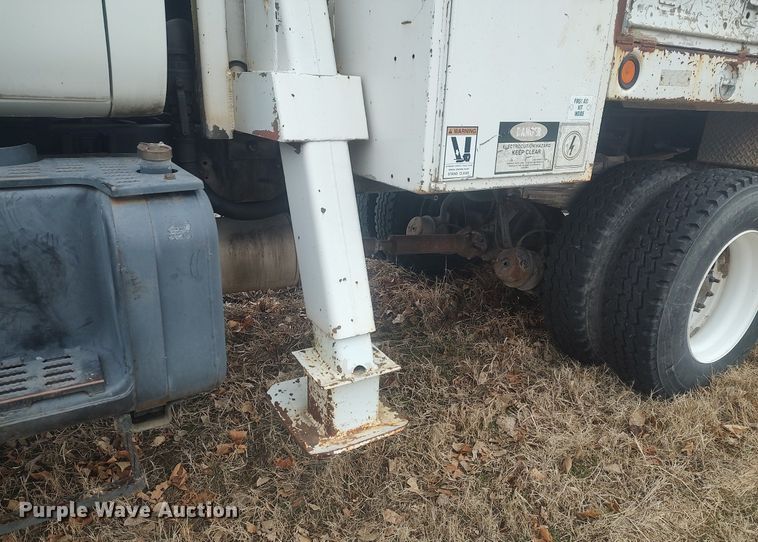 image for item MM9919 2000 Chevrolet C7500  digger derrick truck