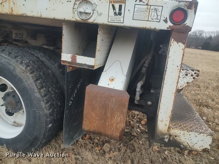 image for item MM9919 2000 Chevrolet C7500  digger derrick truck