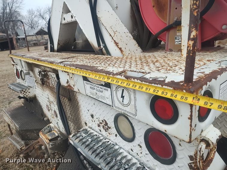 image for item MM9919 2000 Chevrolet C7500  digger derrick truck