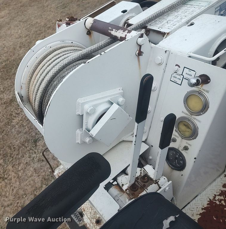 image for item MM9919 2000 Chevrolet C7500  digger derrick truck