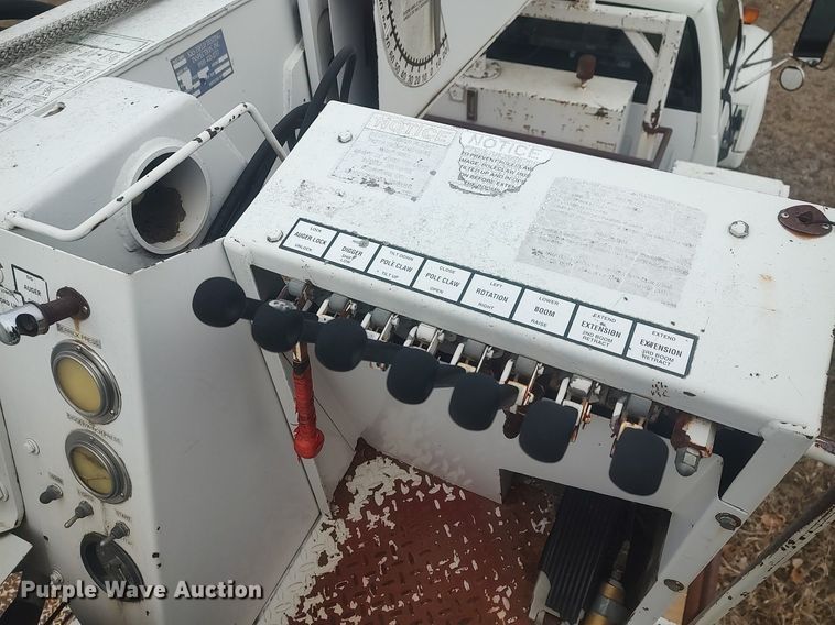 image for item MM9919 2000 Chevrolet C7500  digger derrick truck