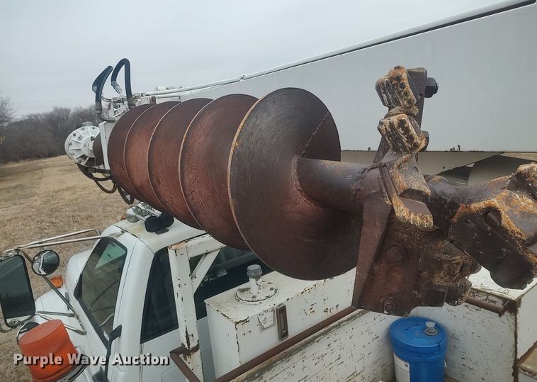 image for item MM9919 2000 Chevrolet C7500  digger derrick truck