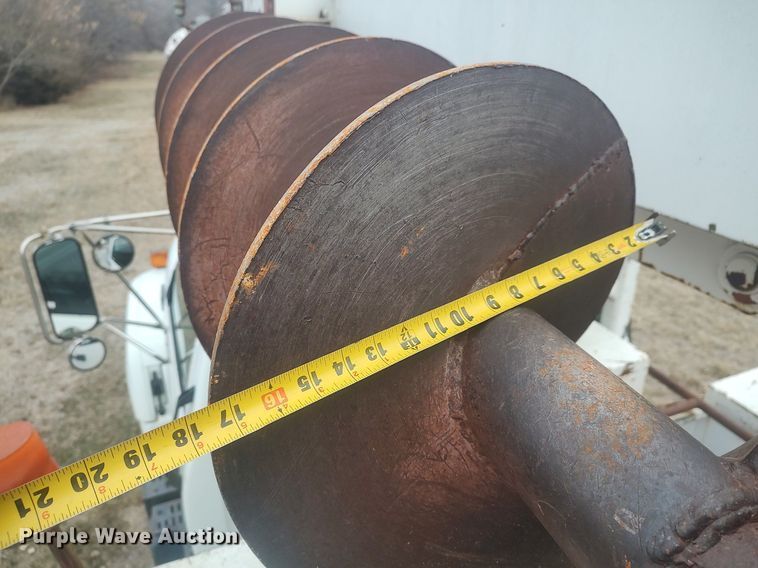 image for item MM9919 2000 Chevrolet C7500  digger derrick truck